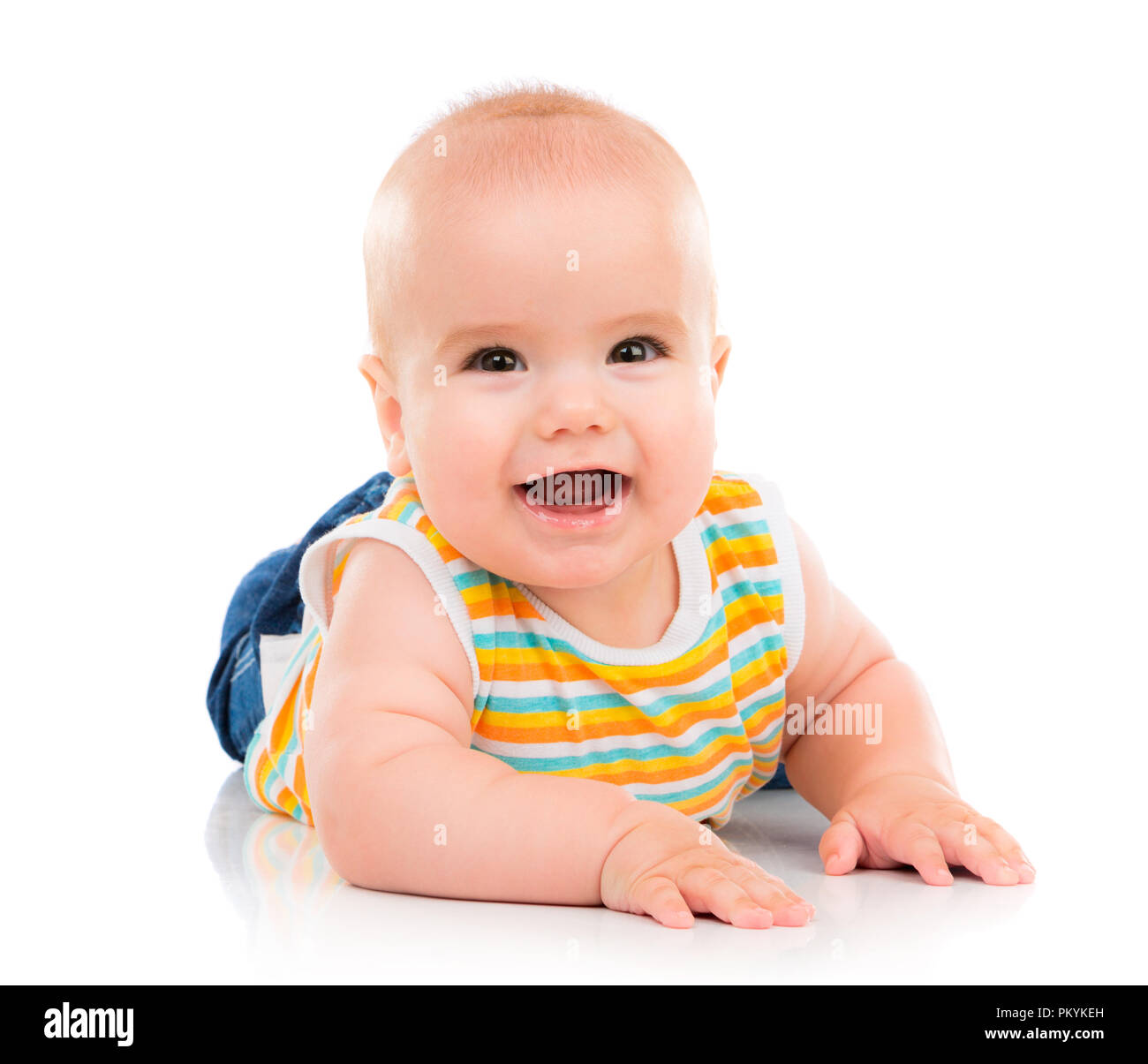 Glückliches kleines Baby isoliert auf weißem Hintergrund. Stockfoto