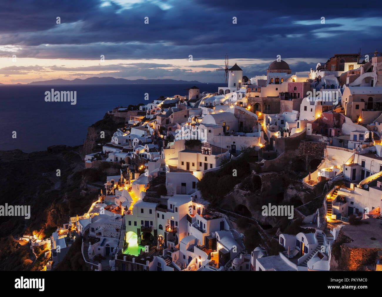 Schöne Reiseziel Santorini bei Nacht Stockfoto