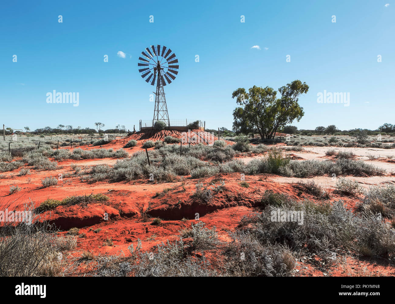 Windmühle in der Mitte der roten Wüste mitten im Outback von Australien Stockfoto