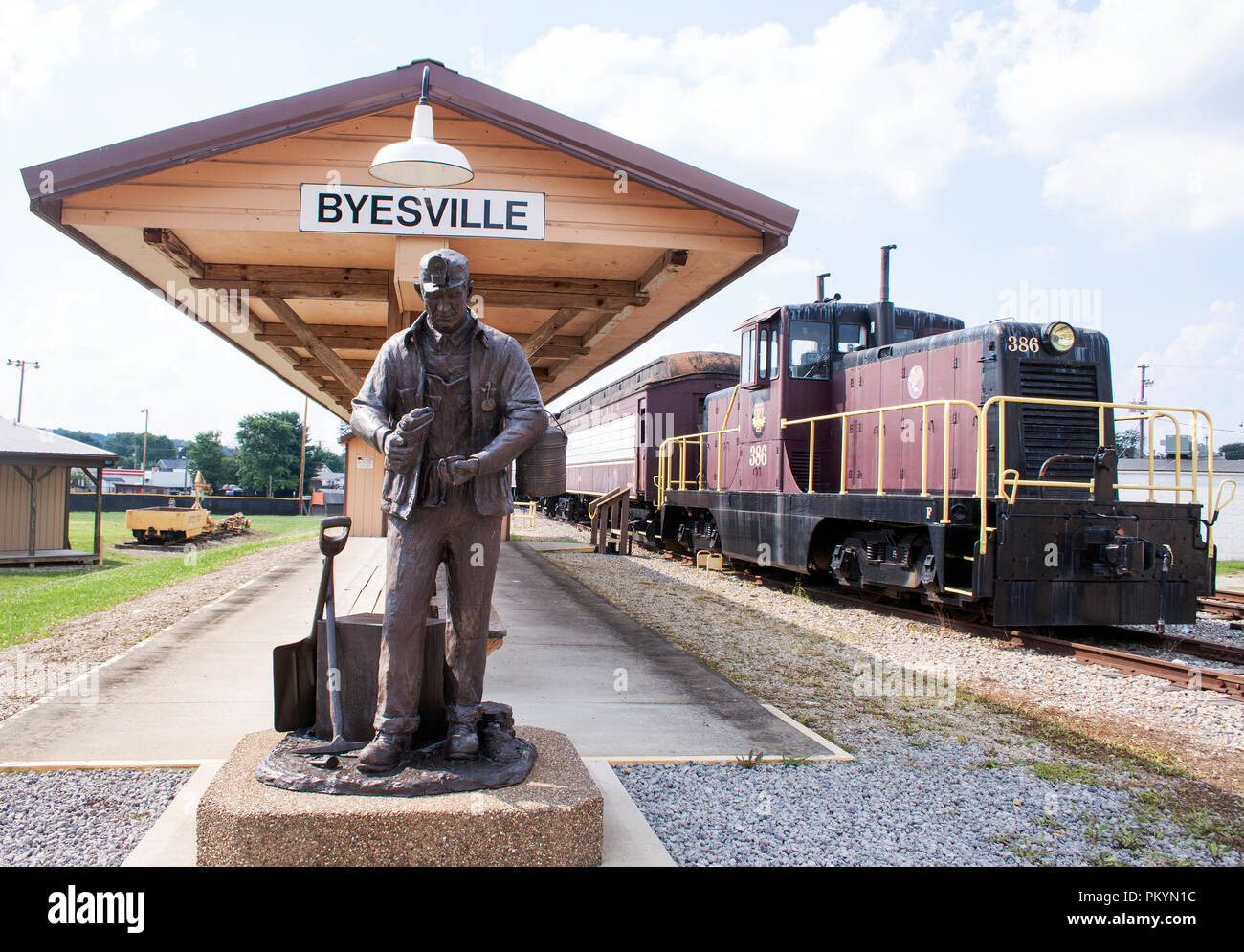 Die Coal Miner Statue in Byesville, Ohio, ehrt die harten Männer, die die Bergbauindustrie der Region mit viel Mut und Entschlossenheit angetrieben haben. Stockfoto
