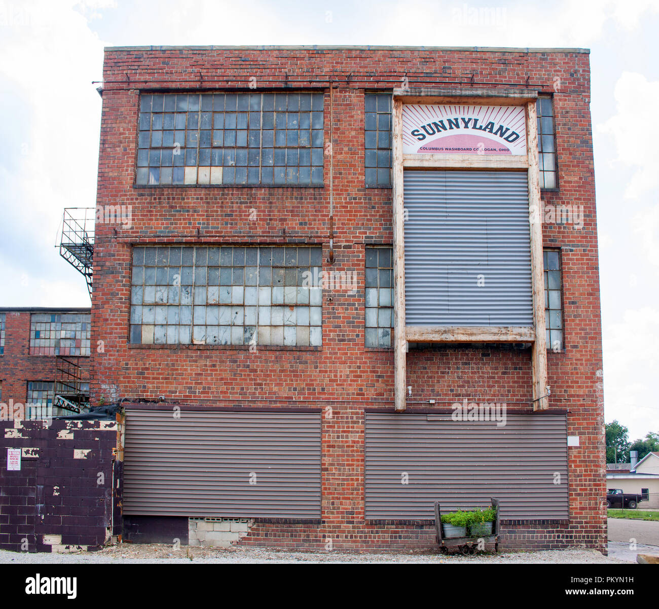 Das Giant Clothes Washboard in Logan, Ohio, ist eine skurrile Attraktion am Straßenrand, die altmodische Wäschetage und die lokale Geschichte feiert. Stockfoto