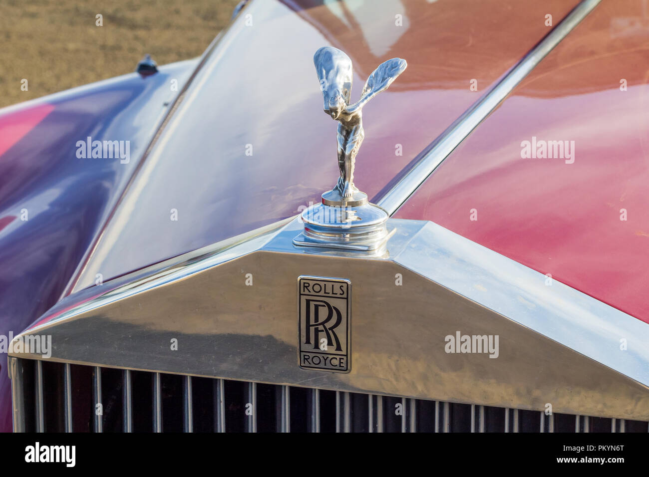 Queenstown, Südafrika, 17. Juni 2017: Oldtimer Rolls Royce Auto Emblem auf Burgund Rolls Royce auf Anzeige an Queenstown Air Show - Illustrative Editor Stockfoto Queenstown, Südafrika, 17. Juni 2017: Oldtimer Rolls Royce Auto Emblem auf Burgund Rolls Royce auf Anzeige an Queenstown Air Show - Illustrative Editor Stockfoto