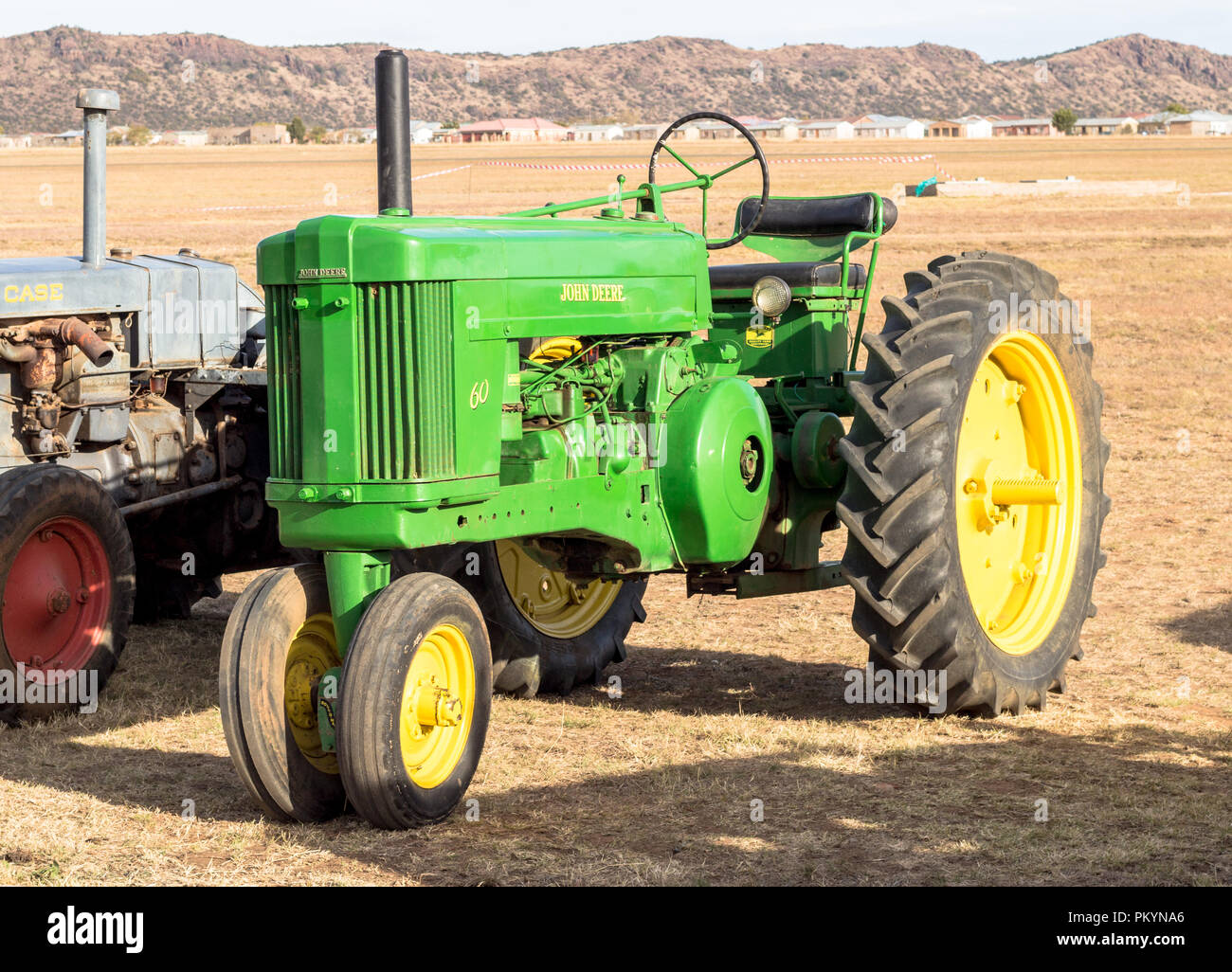Queenstown, Südafrika, 17. Juni 2017: Vintage John Deere Traktor auf Anzeige an Queenstown Air Show - Illustrative editorial Bild Stockfoto