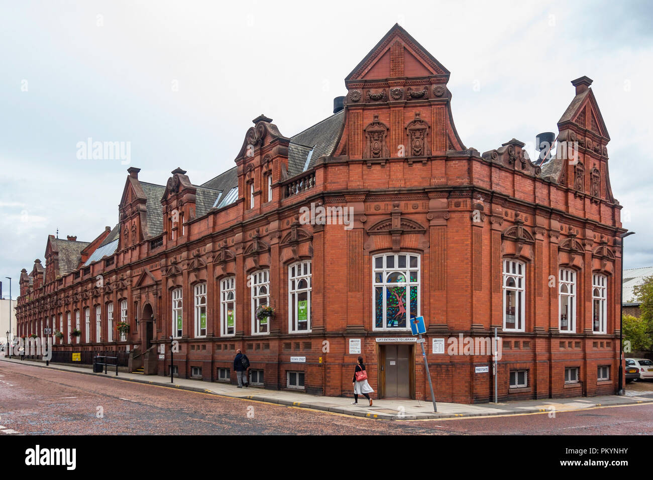 Grad 2 denkmalgeschützten, viktorianischen Gebäude der Bibliothek in der Crown Street Darlington Co Durhanm UK Stockfoto