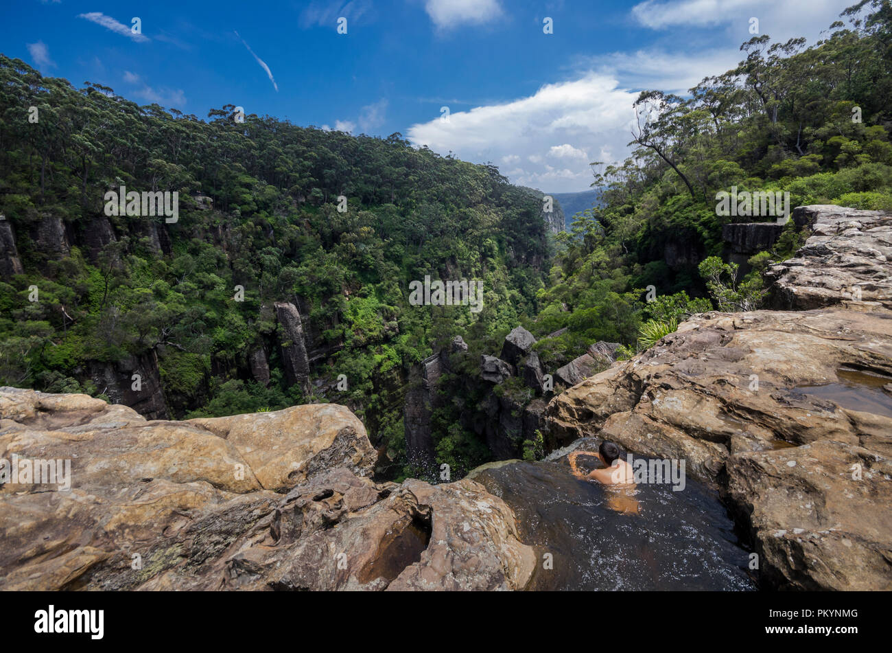 Schwimmen an der Oberseite des Carrington Falls Wasserfall, Southern Highlands, NSW, Australien Stockfoto