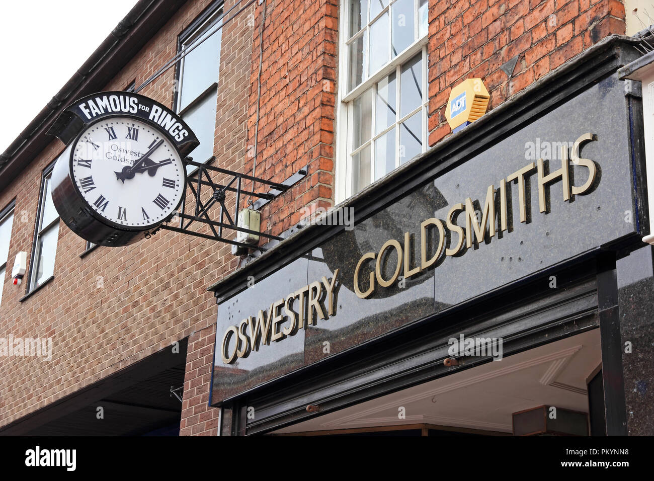 Uhr und Schild über Oswestry Gooldsmiths shop, Oswestry, Shropshire Stockfoto