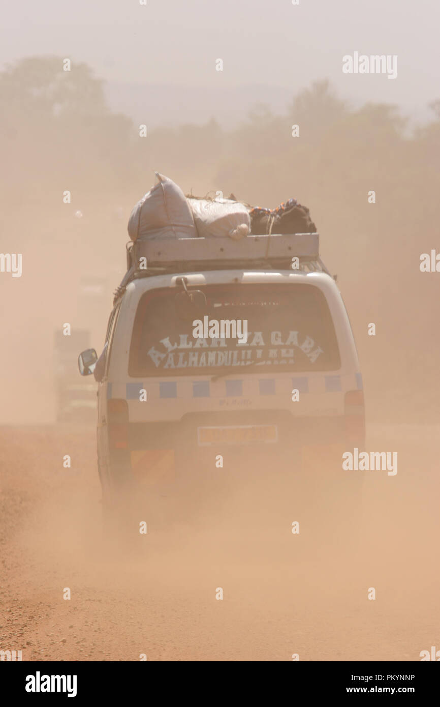 Staub von Baustellen entlang der Autobahn im iganga Distrikt Ergebnisse in gefährlichen und schwierigen Fahrsituationen erstellt. Stockfoto