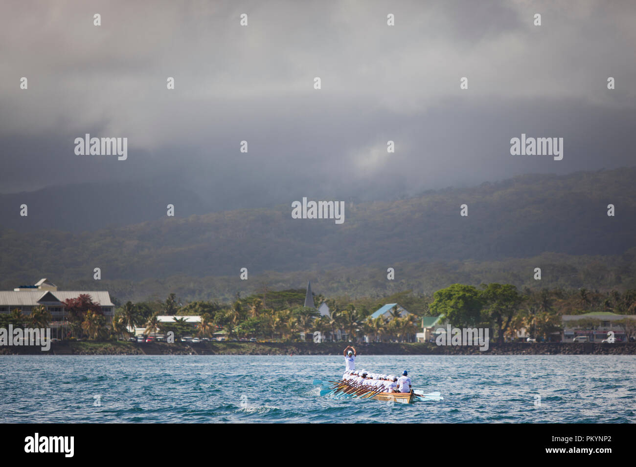 Ein fautasi (longboat) Racing mit voller Geschwindigkeit während der fautasi Ocean Challenge 2012 (Teil von teuila Festival). Stockfoto