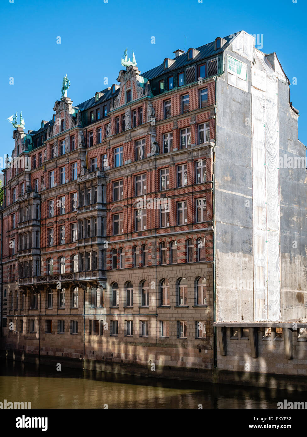 Blick auf historische Gebäude aus dem Jahr 1907 namens Globushof am Nikolaifleet in Hamburg, Deutschland. Stockfoto