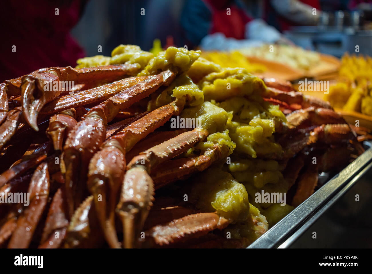 Crab Legs klebt auf Street Food Markt China bei Nacht Stockfoto