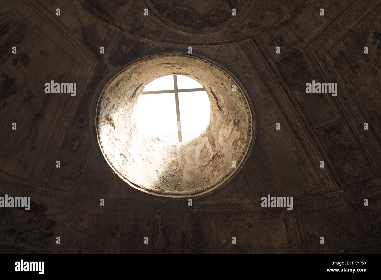 Runde Fenster in einem alten Gebäude aus Stein. Abstrakte Foto. Stockfoto