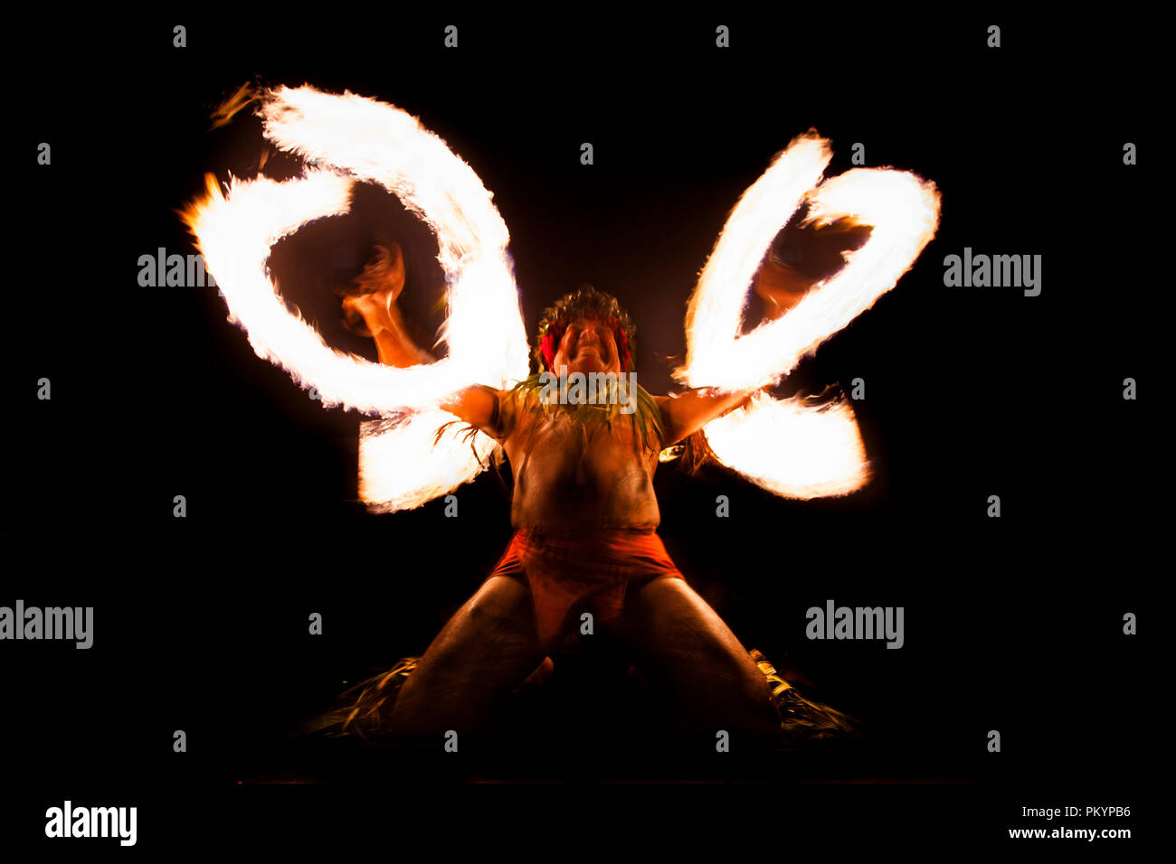 Ein Feuer - Messer Tänzerin führt in zentrale Apia für teuila Festival 2012. Stockfoto