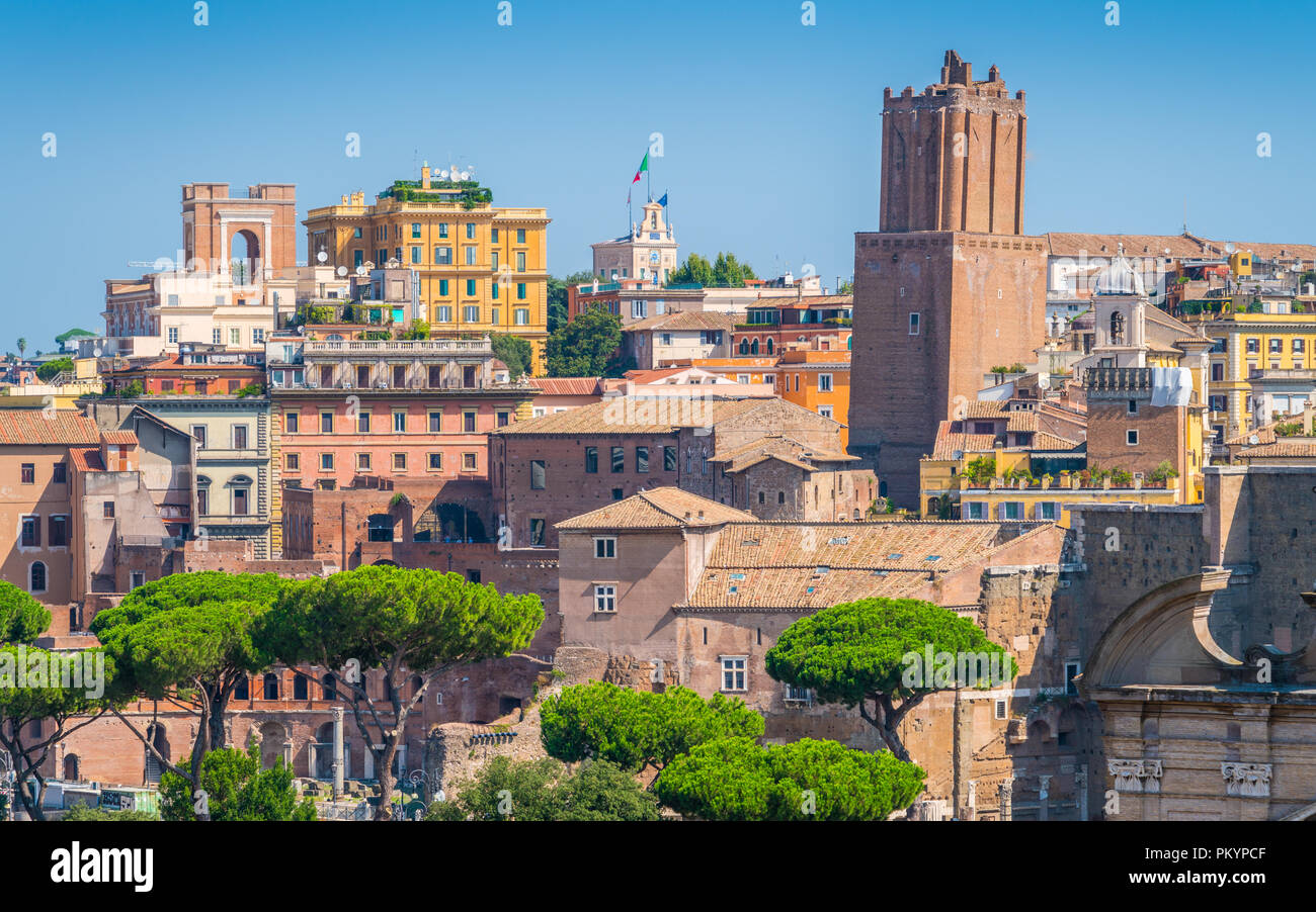 Einen malerischen Blick auf das Forum Romanum, die mit dem Turm der Miliz und des Trajan. Rom, Italien. Stockfoto