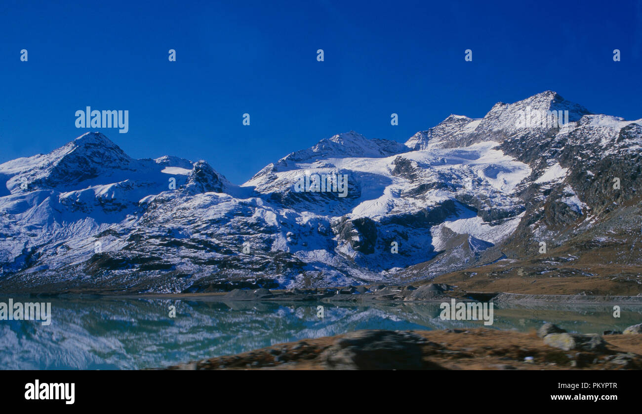 Der Bernina Express Zugfahrt durch die Schweizer Alpen und die Unesco Welterbe bringt Sie zum See Bianco auf Bernina Hospitz Stockfoto