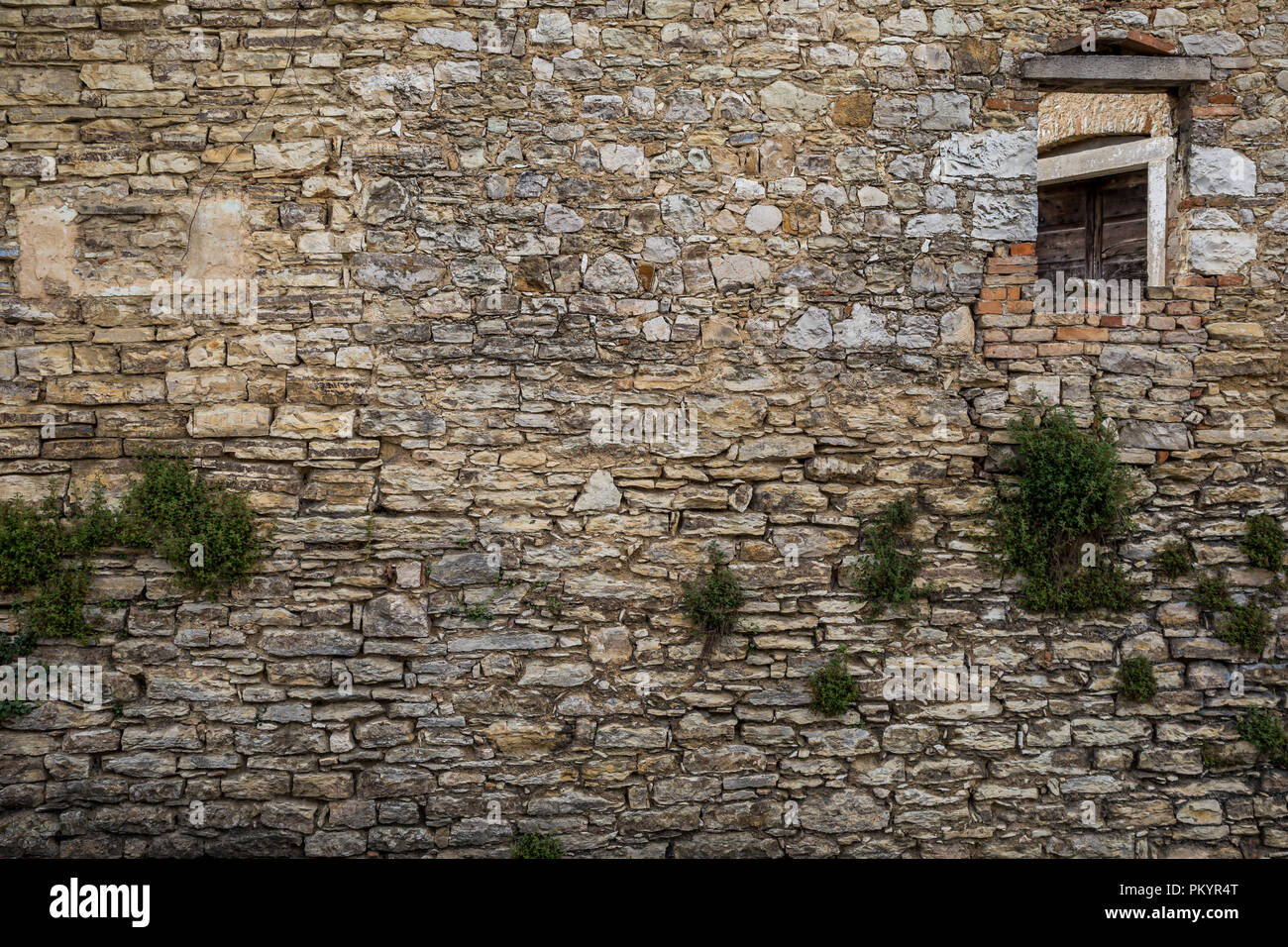 Alte Steinmauer mit Fenster Stockfoto