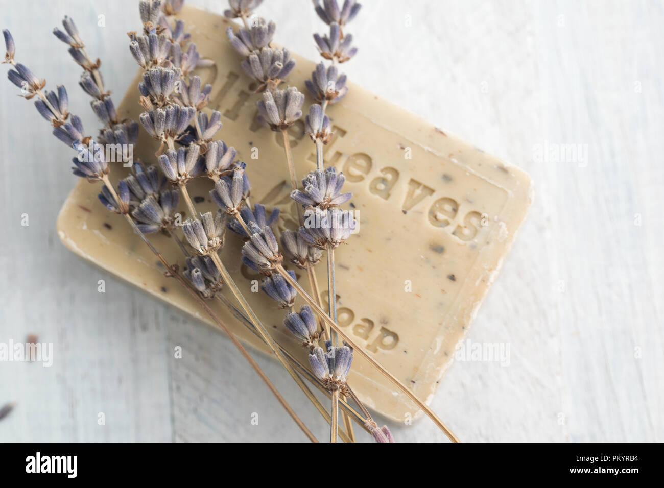 Olivenöl sopa mit Lavendel und Meersalz. Wellness und Entspannung. Stockfoto