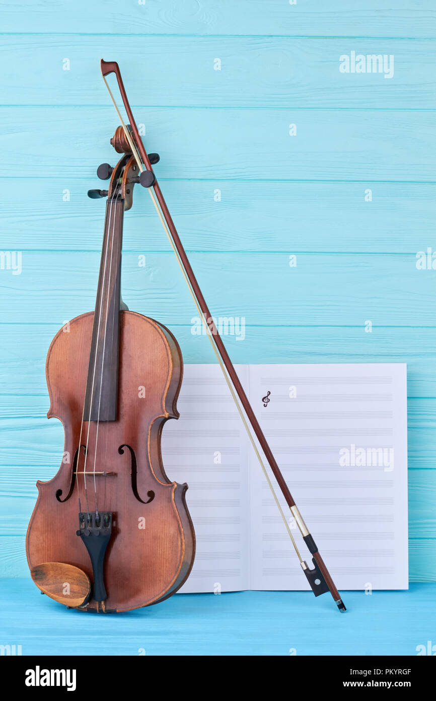 Violine, Geige und Noten Stockfotografie - Alamy