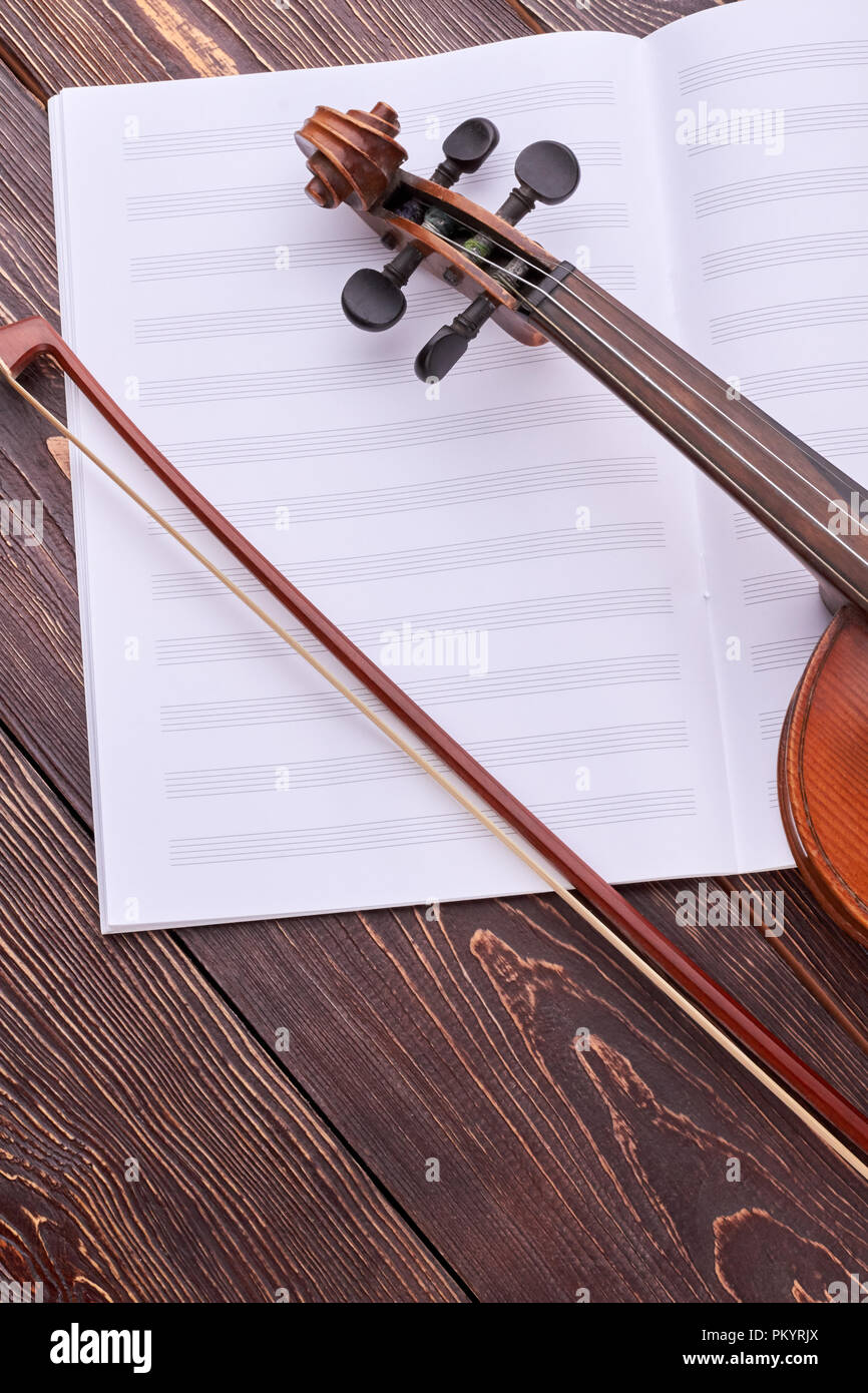 Violine, Bogen und Noten Seiten. Stockfoto