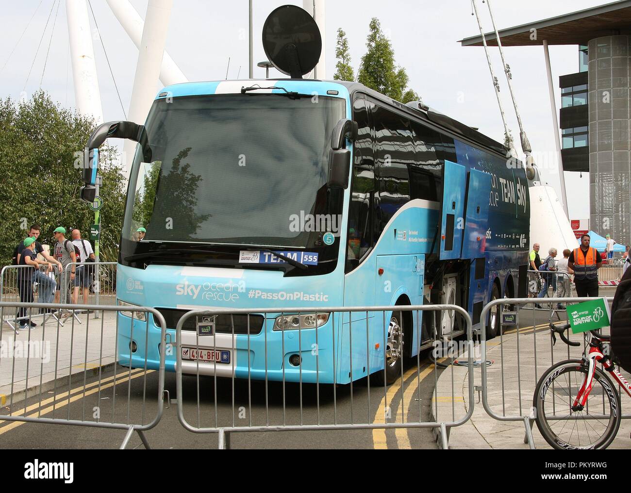 Sky Cycling Team Coach in der Nähe der Ziellinie an der ersten Etappe der Tour von Großbritannien 2018 in der Stadt Newport South Wales GB UK 2018 Stockfoto