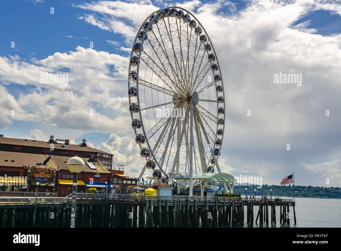 Ferris oder große Rad am Pier 57, Seattle Waterfront, Alaska, Washington State, USA. Stockfoto