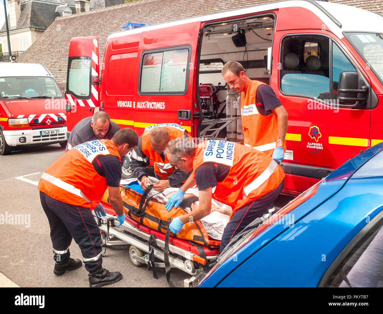 Verkehrsunfall, whiplash Opfer von Emergency Services behandelt werden - Frankreich. Stockfoto