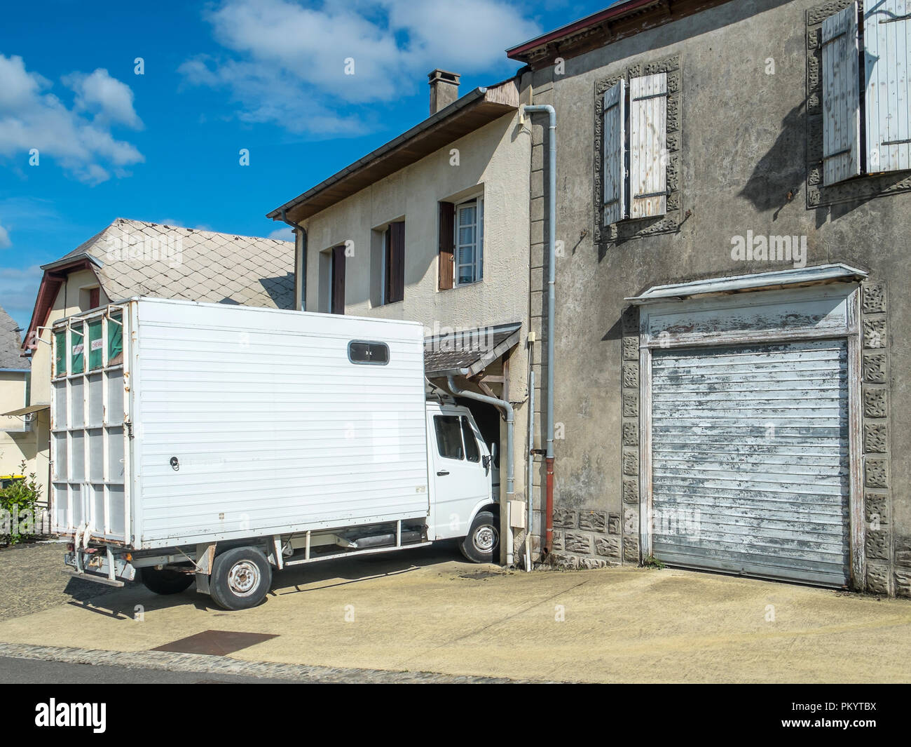 Transit van zu groß für die garage Eingang - Frankreich. Stockfoto
