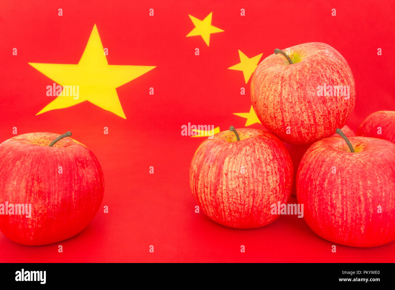 Rote Äpfel mit Chinesischen Flagge. Metapher US-China trade Krieg, chinesische Importe von US-Äpfel unterzogen, Tarife und Trump uns China Handelskrieg. Stockfoto