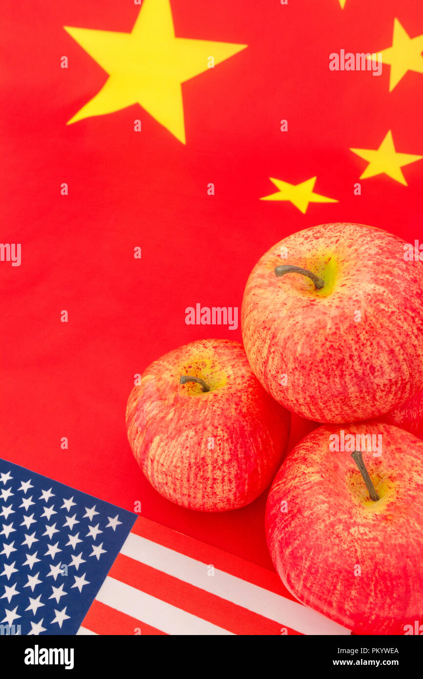Amerikanische Flagge + US-red apple Ausfuhren mit Chinesischen Flagge - Metapher US Apple Industrie, chinesischen Handel Zölle auf US Apple Einfuhren, US-China trade Krieg Stockfoto