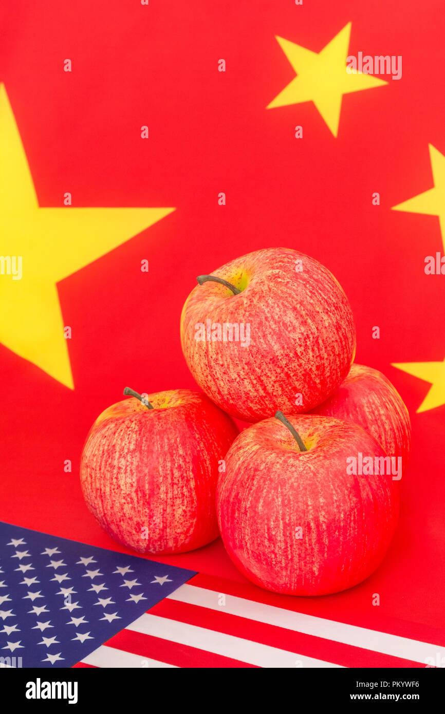 Amerikanische Flagge + US-red apple Ausfuhren mit Chinesischen Flagge - Metapher US Apple Industrie, chinesischen Handel Zölle auf US Apple Einfuhren, US-China trade Krieg Stockfoto