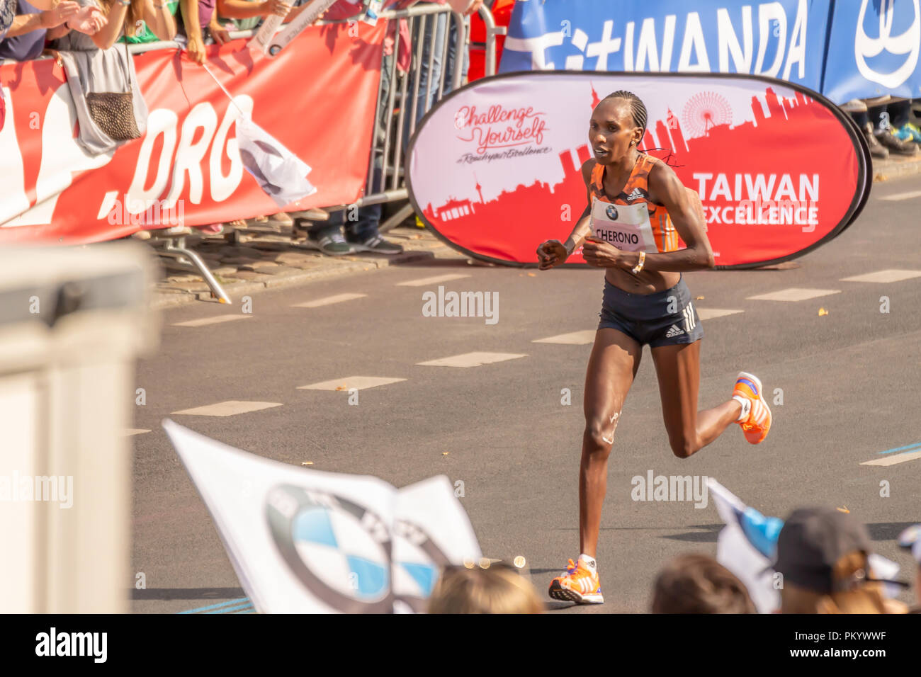 Berlin, Deutschland, 16.09.2018: BMW Berlin-Marathon 2018. Den ersten Platz Frauen Gladys Cherono, Kenia. Marathon-sieger Stockfoto