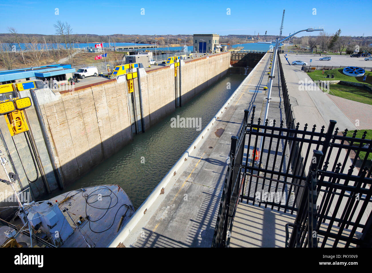 Welland, Ontario-27 April 2018: Schiffe, die durch Welland Canal, Kanada und USA Transportwege zwischen Lake Ontario und See E Connect Stockfoto