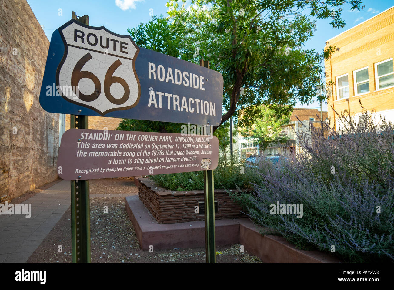 Route 66 am Straßenrand Attraktion Zeichen für Standin" an der Ecke Park in Winslow Arizona ehrt die Adler Take It Easy Song Stockfoto