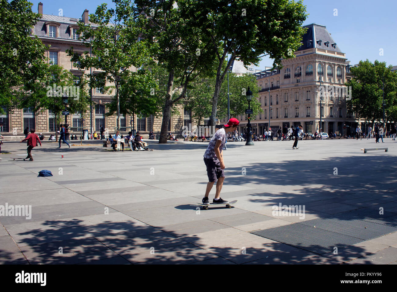 Jugendliche skate am Platz der Republik (Place de la Republique) in Paris. Das Bild zeigt die Jugend Kultur der Stadt. Stockfoto