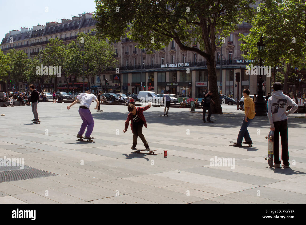 Jugendliche skate am Platz der Republik (Place de la Republique) in Paris. Das Bild zeigt die Jugend Kultur der Stadt. Stockfoto