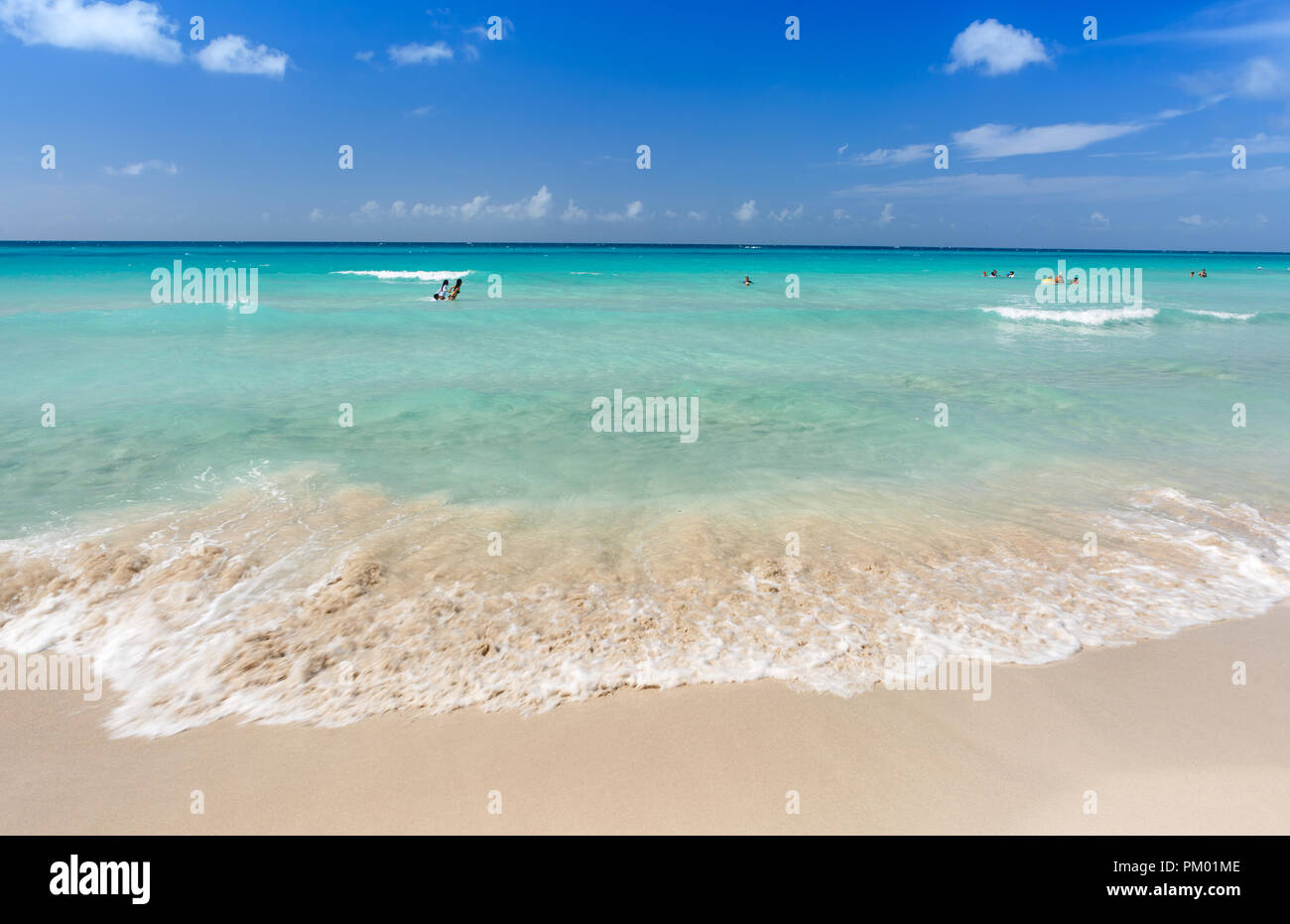 Touristen genießen das warme Wasser in einer berühmten kubanischen Strand Stockfoto