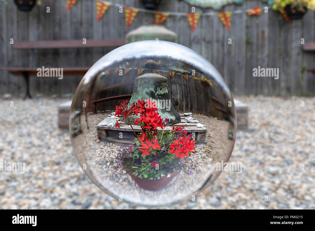 Red Geranien wider, obwohl glas kugel. Stockfoto