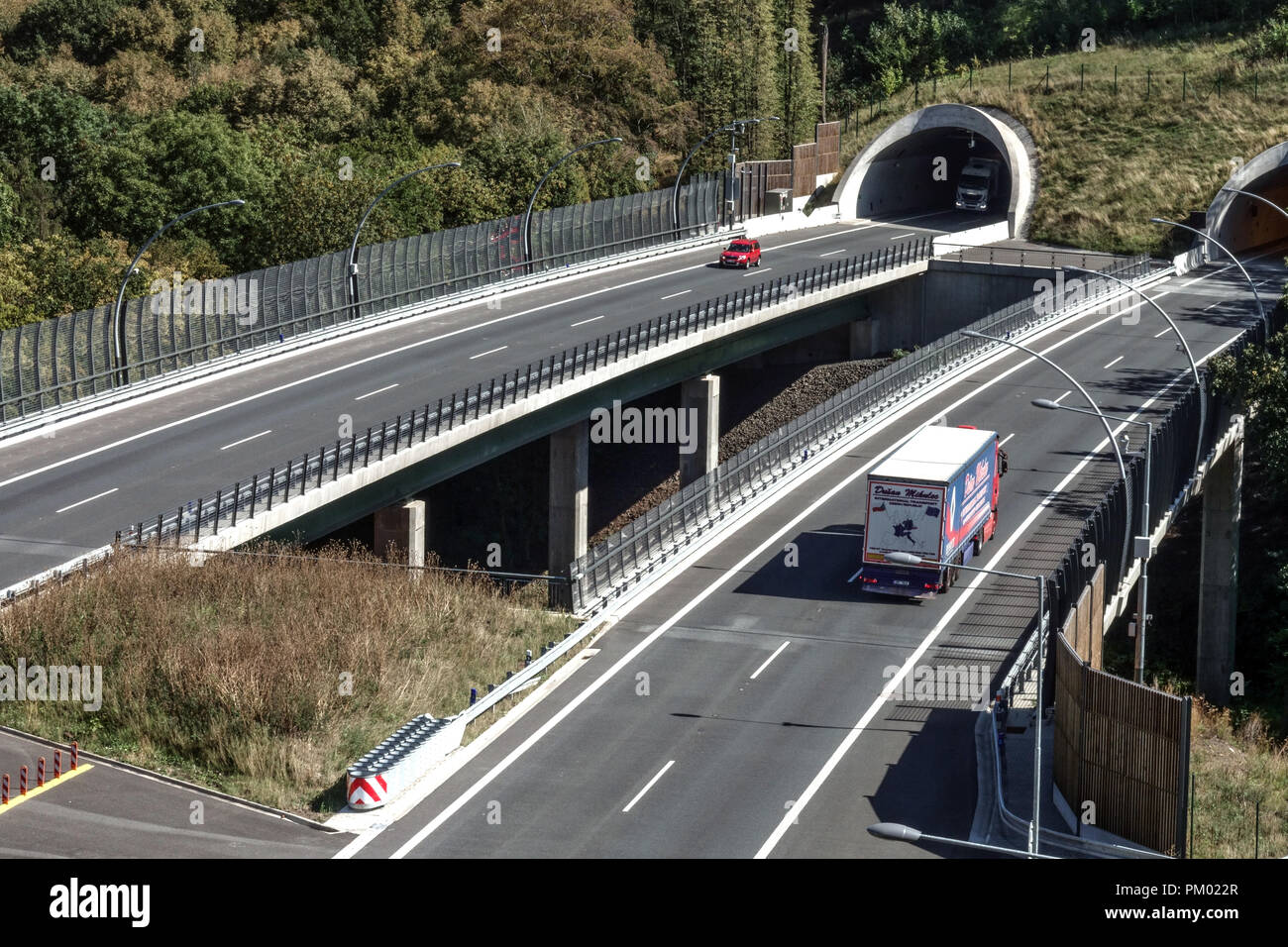 Verkehr auf einer Autobahnbrücke in der Nähe von Prackovice, Tschechische Republik Stockfoto