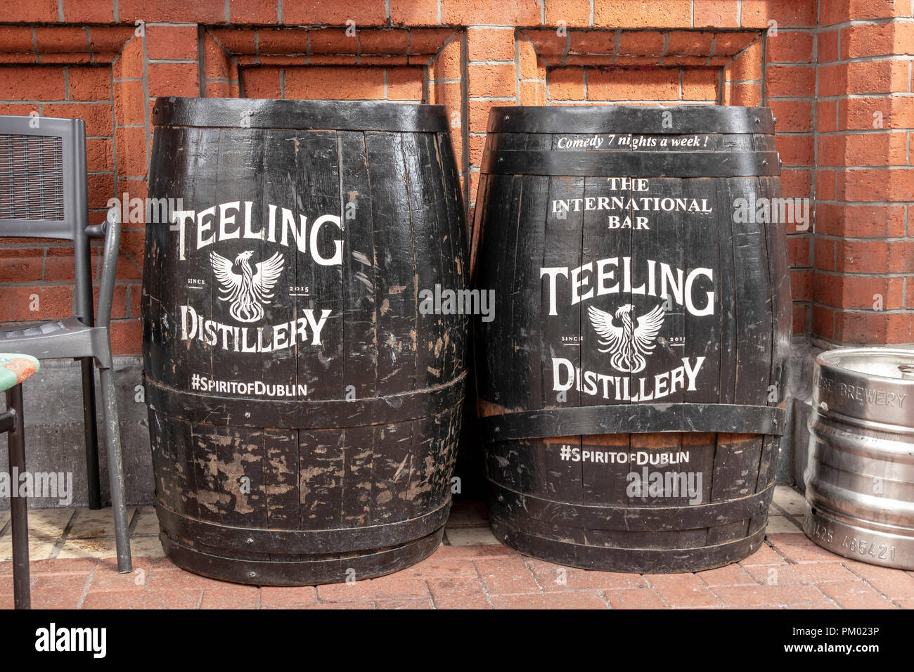 Teeling whiskey Fässern in Dublin, Irland Stockfoto
