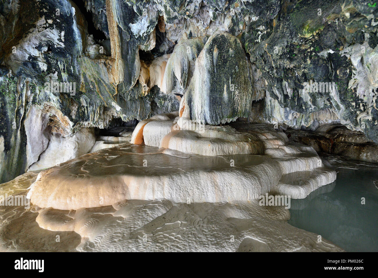 Armenien, Felsformationen in der Höhle mit natürlichen heißen Wasser, unter 'Dübel Brücke" in der Nähe von Tatev Stockfoto