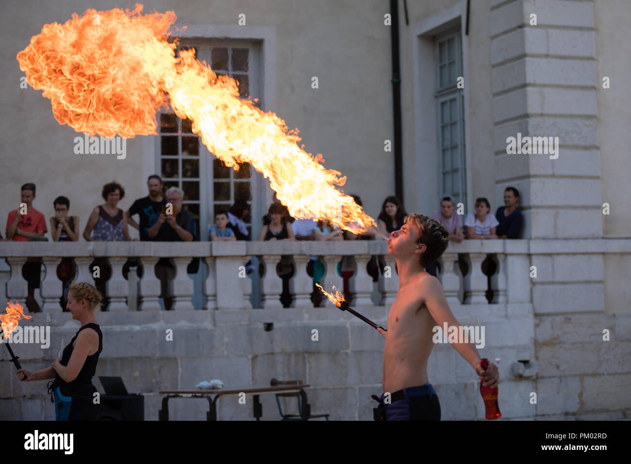 Sassenage schloss, Isère, Frankreich - 15. September 2018: Europäische Tag des Denkmals, junge feuerspucker spuckt Flammen. Stockfoto