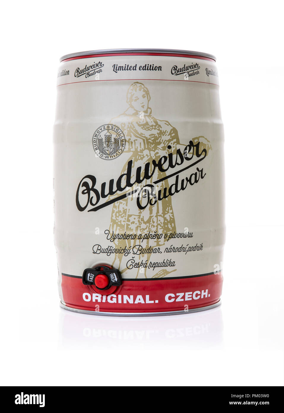 SWINDON, Großbritannien - 9. SEPTEMBER 2018: Budweiser Budvar Fass Bier auf weißem Hintergrund Stockfoto