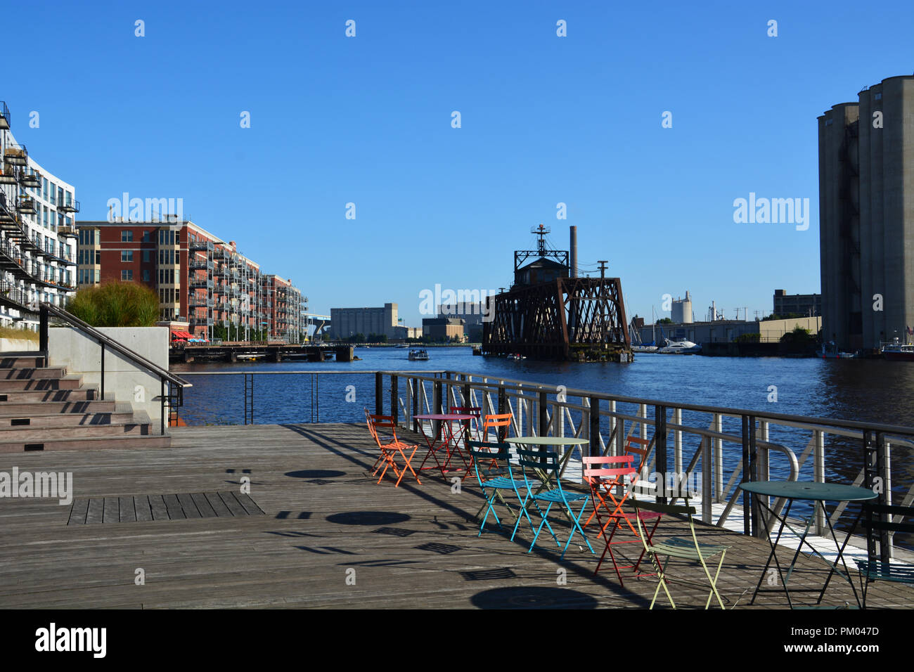 Ehemalige Lager haben zu Eigentumswohnungen entlang der Milwaukee River umgewandelt worden in der historischen dritten Station entfernt. Stockfoto