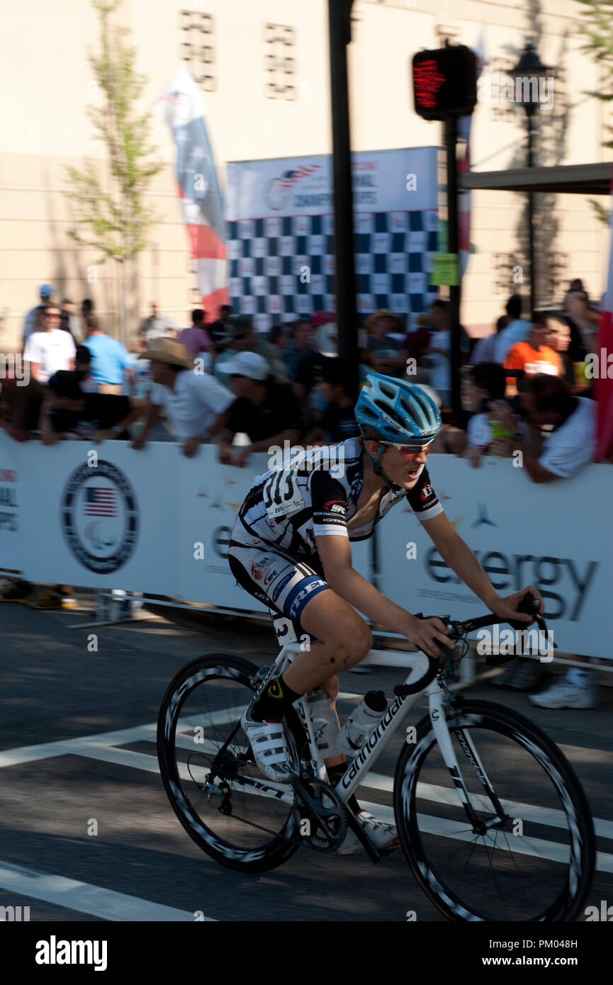 UNITED STATES - Juni 22: Avery Wilson von HPC/Fahrrad Outfitters Rennen über die Ziellinie fährt in 29 während des criterium Rennen in den USA Radfahren Ju Stockfoto