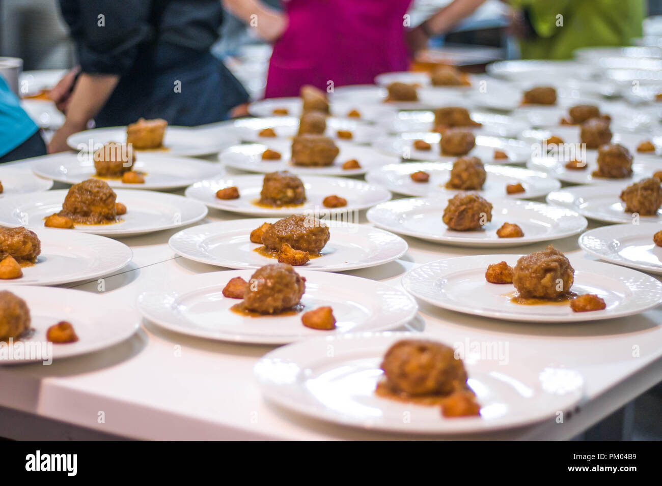 Viele Platten Gerichte der meetballs in der gewerblichen Industrie professionelle Küche kombüse Für event Party vorbereitet wird. Stockfoto