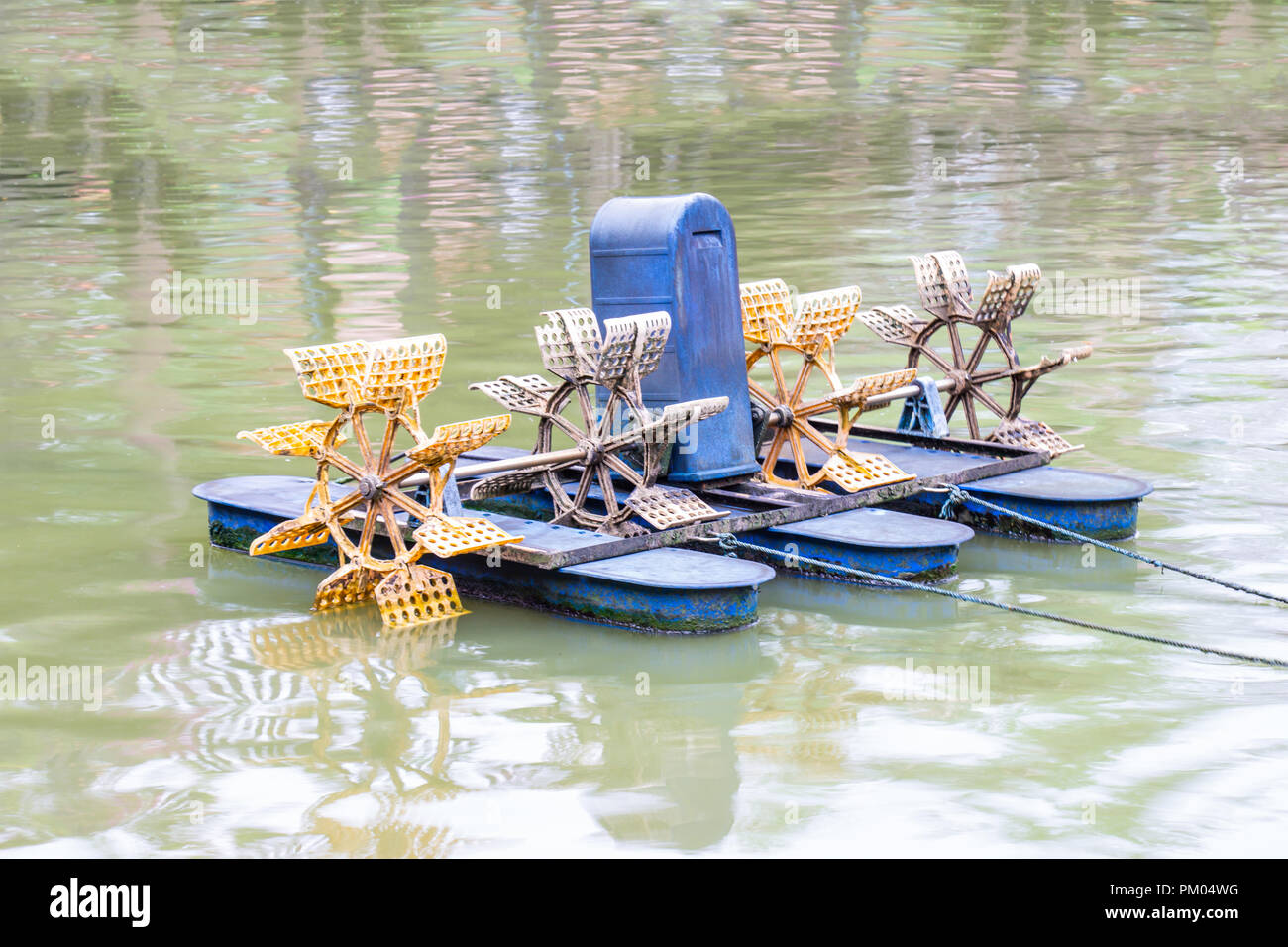 Hydraulische Wasserturbine zur Erhöhung der Sauerstoff im Teich Wasser, Thailand. Stockfoto