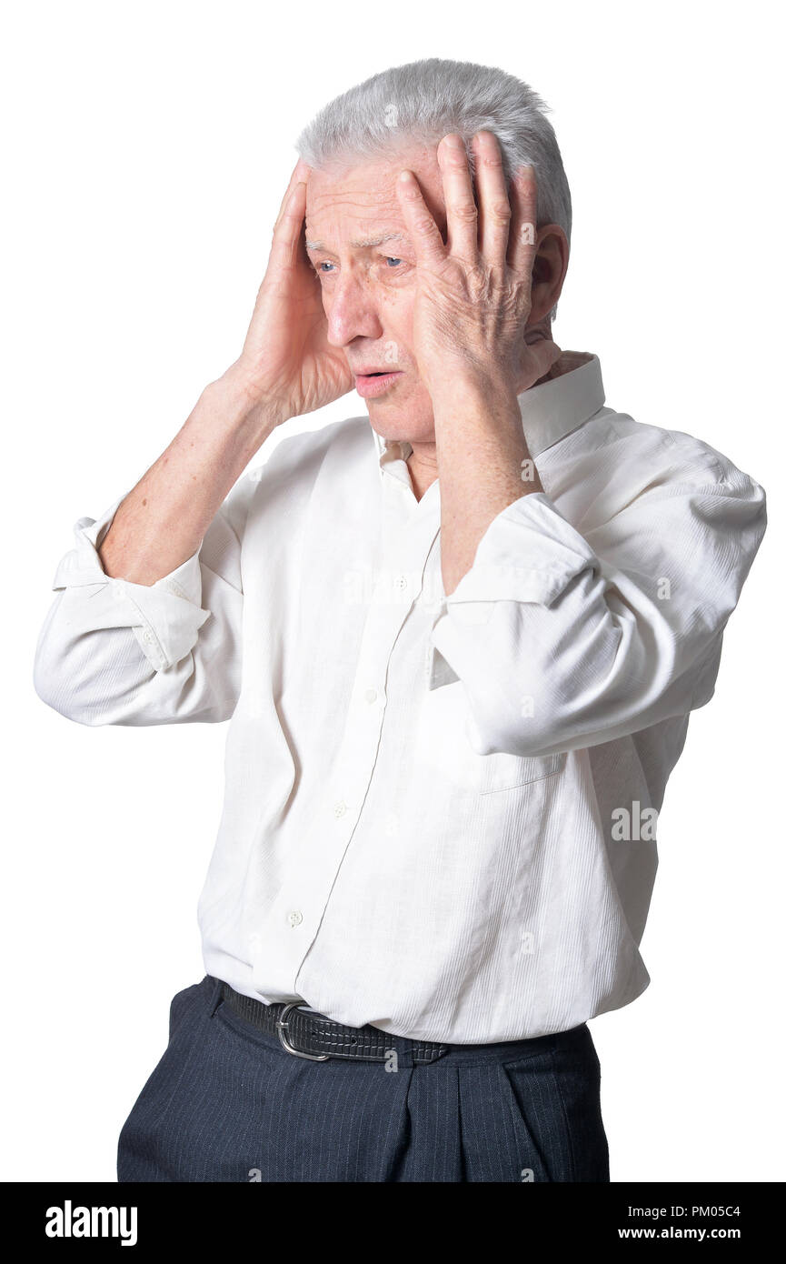 Verärgert älterer Mann in Freizeitkleidung posing Stockfoto