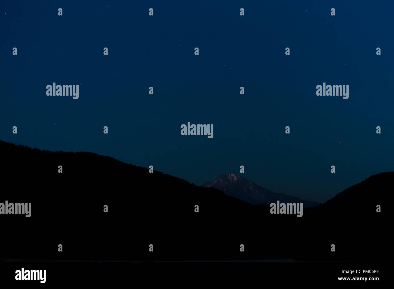 Copyspace in dieser Nacht Landschaft vor mondaufgang am Detroit Lake, in Detroit Lake, Oregon zur Verfügung. Die Cascaden Bergkette mit Mt. Stockfoto