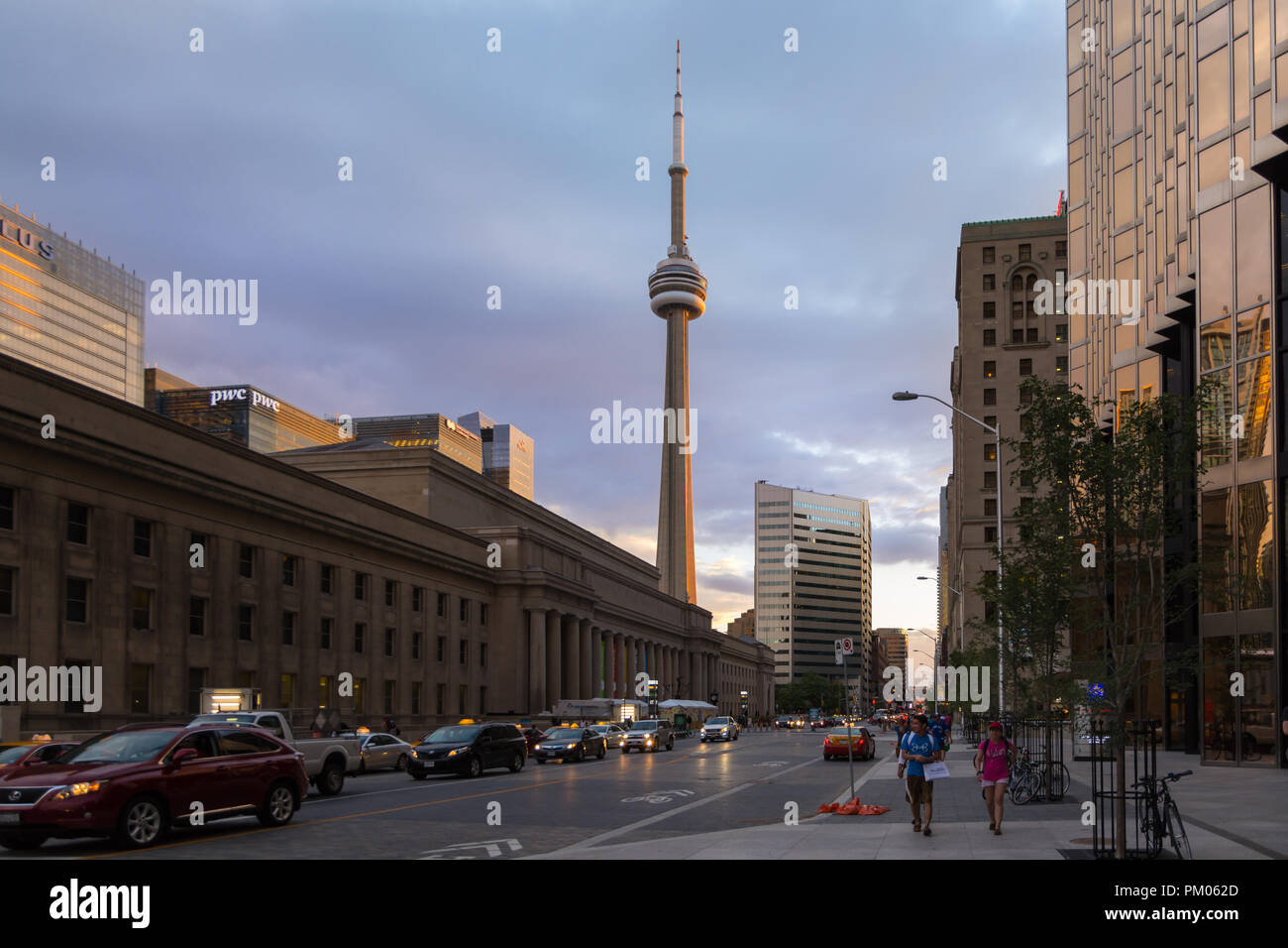 Toronto, Kanada - August 4,2015: Urban Blick auf Toronto bei einem Sonnenuntergang auf einer der zentralen Straßen der Stadt Stockfoto