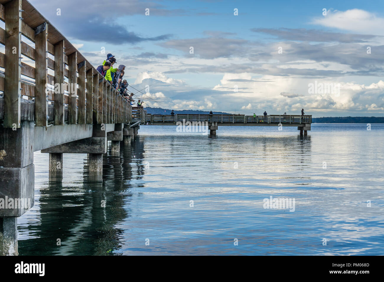 Fischer versuchen Sie ihr Glück am Dash Punkt Pier in Washington Sttate. Stockfoto