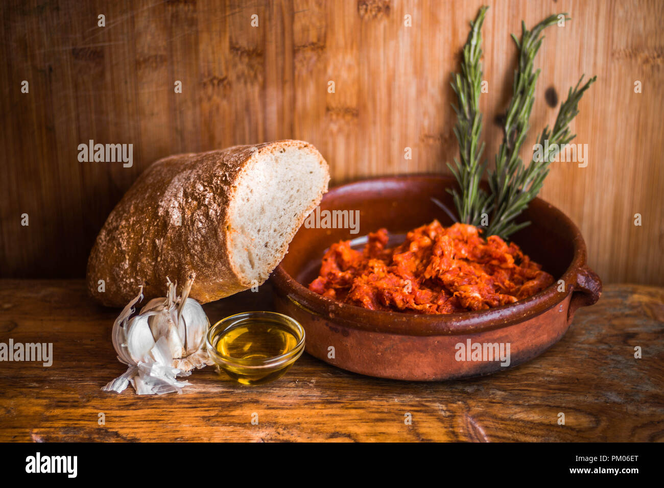 Picadillo Rindfleisch Hash mit Öl Rosmarin Rasse und Knoblauch mediterrane spanische Snack noch Leben Stockfoto